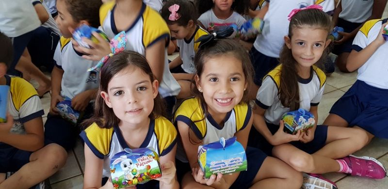 Prefeitura entrega ovos de Páscoa e faz a alegria das crianças.